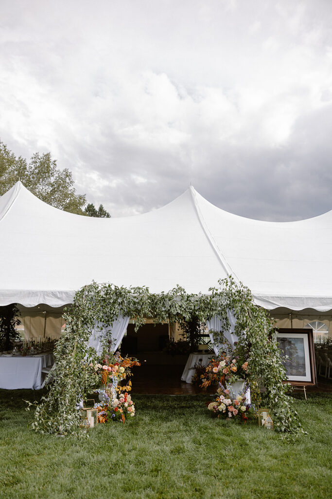 english-garden-tented-wedding-florals